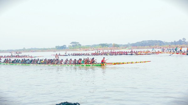 মাগুরার মধুমতি নদীতে অনুষ্ঠিত হলো গ্রাম বাংলার ঐতিহ্যবাহী নৌকা বাইচ