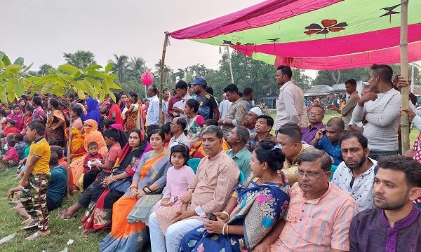 ডুমুরিয়ায়‌ নৌকা বাইচ প্রতিযোগিতা