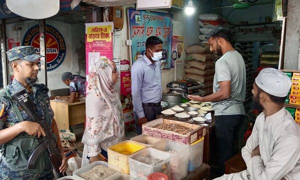 খুলনায় নিত্য প্রয়োজনীয় পণ্যের দাম স্থিতিশীল রাখতে মোবাইল কোর্ট অভিযান