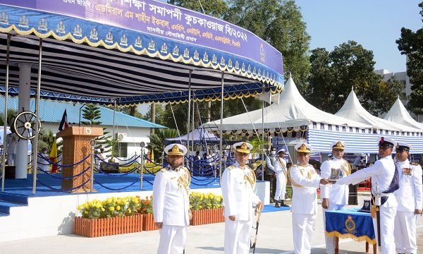 নৌবাহিনীর নবীন নাবিকদের শিক্ষা সমাপনী কুচকাওয়াজ অনুষ্ঠিত