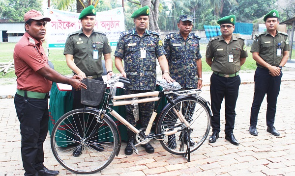 আনসার কমান্ডার ও ইউনিয়ন দলনেতাদের মাঝে বাইসাইকেল বিতরণ