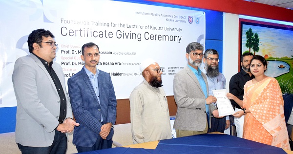 খুবির নবীন প্রভাষকদের ফাউন্ডেশন ট্রেনিং শেষে সনদপত্র বিতরণ