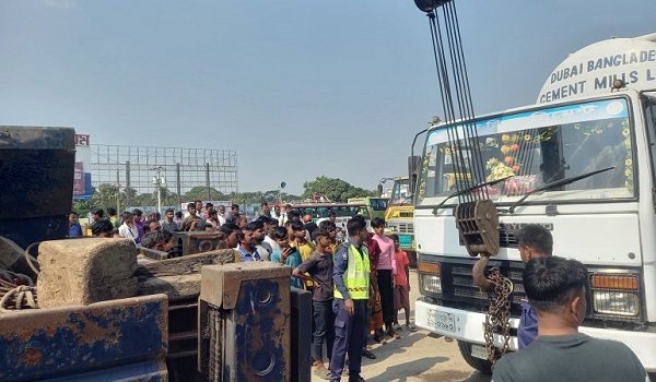 ফকিরহাটে ট্রাকের চাকায় পিষ্ট হয়ে ভ্যান চালক নিহত