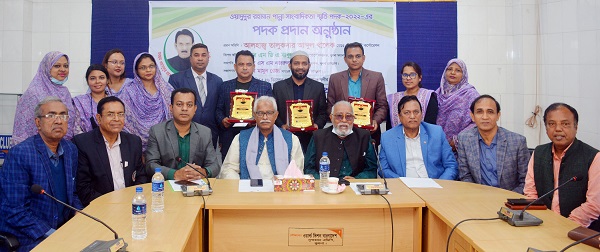 খুলনার তিন সাংবাদিক পেলেন ওয়াদুদুর রহমান পান্না সাংবাদিকতা স্মৃতি পদক
