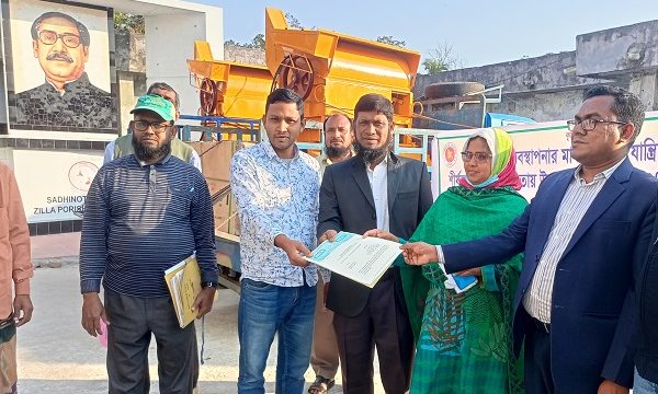 কাউখালীতে ধান মাড়াই যন্ত্র বিতরণ