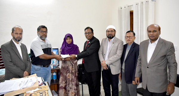 খুবি শিক্ষার্থীকে শাহনেওয়াজ আলী শিক্ষা ও গবেষণা ফাউন্ডেশনের আর্থিক সহায়তা প্রদান