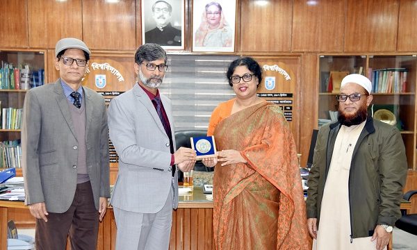 খুবি উপাচার্যের সাথে মতবিনিময় কৃষি সচিবের