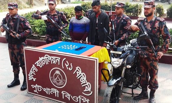যশোরের বেনাপোল সীমান্ত থেকে ১৭পিচ স্বর্ণের বারসহ ২ পাচারকারী আটক