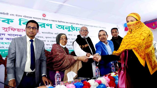 খুলনায় ২’শ ৭২ শ্রমিককে এক কোটি ৪০ লাখ টাকা আর্থিক সহায়তার চেক দিলেন শ্রম প্রতিমন্ত্রী