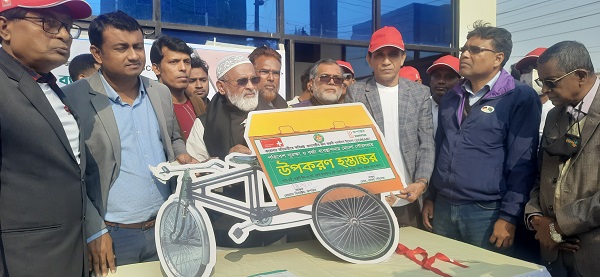 পরিবেশ সুরক্ষা ও বর্জ্য ব্যবস্থাপনায় মোংলা পৌরসভায় ভ্যান-ওয়েস্ট বিনসহ নানা উপকরণ দিয়েছে রুপান্তর