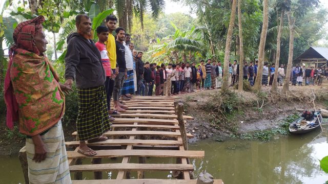 চিতলমারীতে স্বেচ্ছাশ্রমে জনগুরুত্বপূর্ণ কাঠের পুল নির্মান