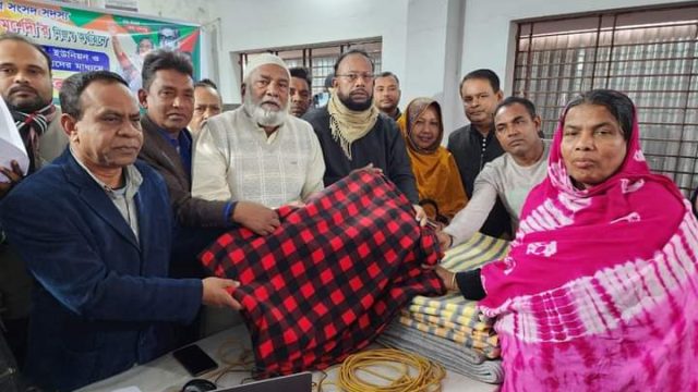 এমপি সালাম মূশের্দীর নিজস্ব অর্থায়নে ইউনিয়নবাসীর মাঝে কম্বল বিতরণ