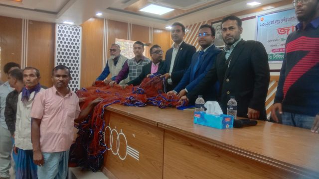 মোল্লাহাটে জেলেদের মাঝে জাল বিতরণ