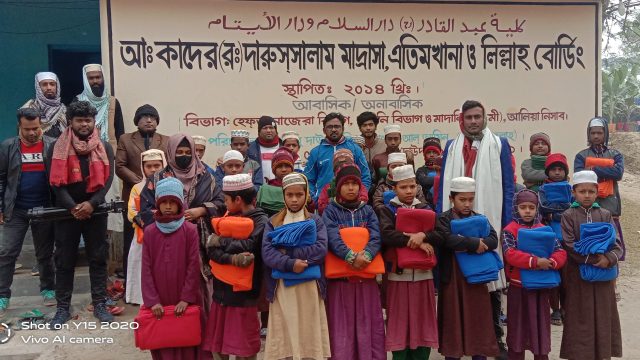 শোলকুপা আঞ্চলিক কতা কওয়া গুষ্টির উদ্দ্যোগে শীত বস্ত্র বিতরণ