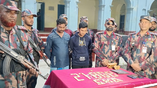 যশোরের শার্শা সীমান্ত থেকে ৭০পিচ স্বর্ণের বারসহ ২ পাচারকারী আটক