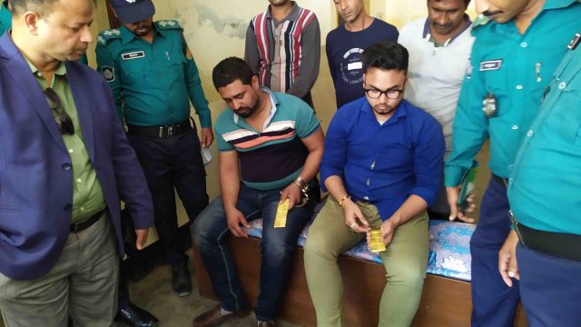 খুলনায় ১৫ সোনার বারসহ আটক ২