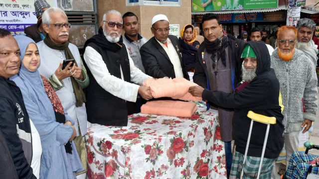 নগরীর বিভিন্ন ওয়ার্ডে শীতার্ত দরিদ্র পরিবারের মাঝে শীতবস্ত্র বিতরণ করেন কেসিসি মেয়র