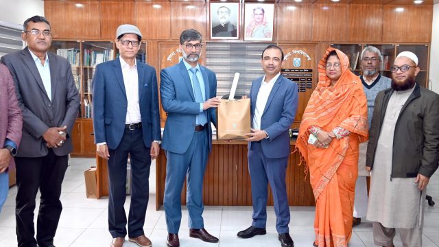 খুবি উপাচার্যের সাথে জেলা প্রশাসকের সৌজন্য সাক্ষাৎ