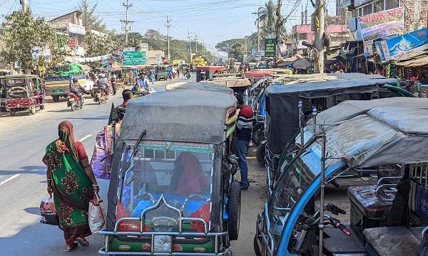 ডুমুরিয়ায় ব্যাটারিচালিত ভ্যান ও অবৈধ ইজিবাইকের যানজট; অতিষ্ঠ এলাকাবাসী
