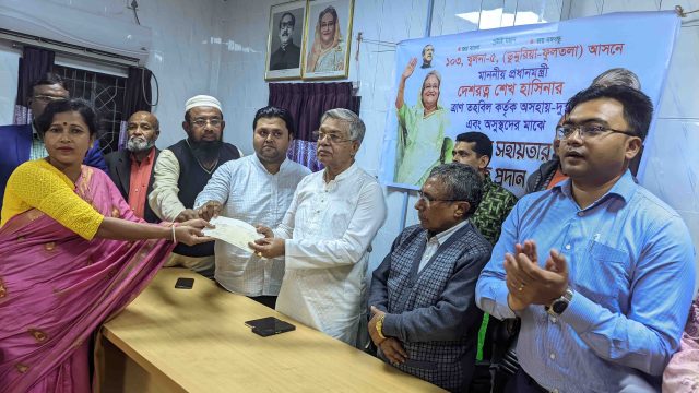 ডুমুরিয়ায়‌‌ প্রধানমন্ত্রীর ত্রাণ ‌তহবিলের আর্থিক সহায়তার চেক প্রদান‌