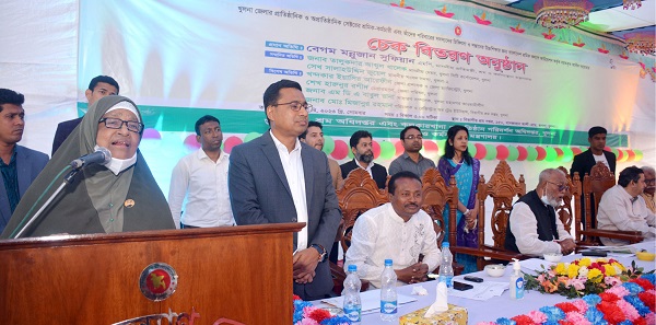 খুলনায় শ্রমিকদের আর্থিক সহায়তার চেক প্রদান শ্রম প্রতিমন্ত্রীর