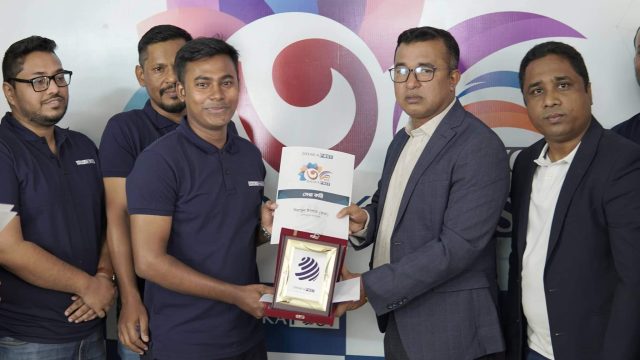 ঢাকা পোস্টের বর্ষসেরার পুরস্কার পেলেন ভয়েস আর্টিস্ট এসআই রাজ