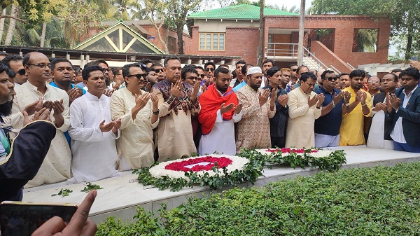 টুঙ্গিপাড়ায় জাতির পিতার সমাধিতে খুলনা জেলা ও মহানগর যুবলীগের নব নির্বাচিত সভাপতি ও সাধারণ সম্পাদকের শ্রদ্ধা নিবেদন