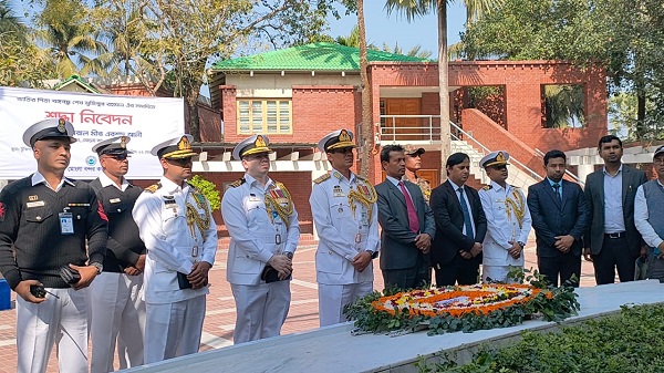 জাতির পিতার সমাধিতে মোংলা বন্দর চেয়ারম্যানের শ্রদ্ধা নিবেদন