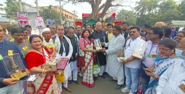 বেনাপোল চেকপোস্টে দু’বাংলার ভাষাপ্রেমীদের মিলনমেলা