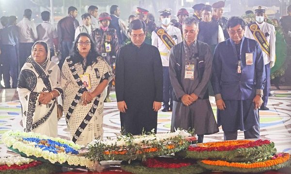 একুশের প্রথম প্রহরে ভাষা শহিদদের শ্রদ্ধা জানালেন ঢাদসিক মেয়র ব্যারিস্টার শেখ তাপস