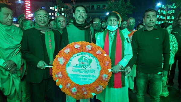 বান্দরবান শহীদ মিনারে ভাষা শহীদদের প্রতি শ্রদ্ধা নিবেদন করেন পার্বত্য মন্ত্রী বীর বাহাদুর উশৈসিং