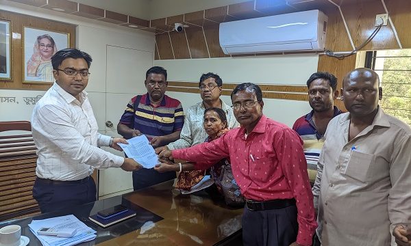 ডুমুরিয়ায় ফসলের ক্ষেতে বাঁধ কাটার প্রতিবাদে বিক্ষোভ মিছিল ও স্মারকলিপি প্রদান