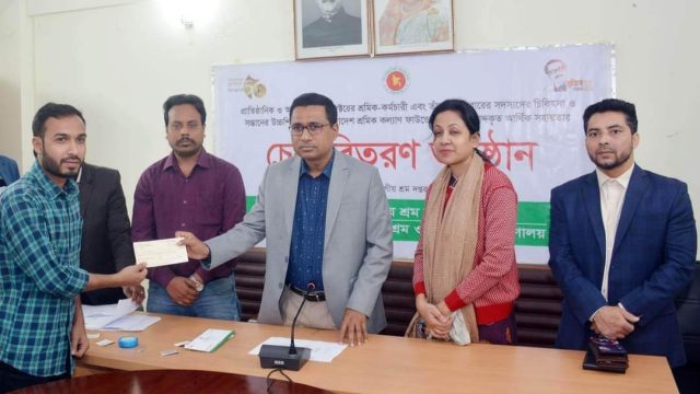 খুলনায় শ্রমিক কল্যাণ ফাউন্ডেশনের ৩৩ লাখ ৫৫ হাজার টাকার চেক বিতরণ