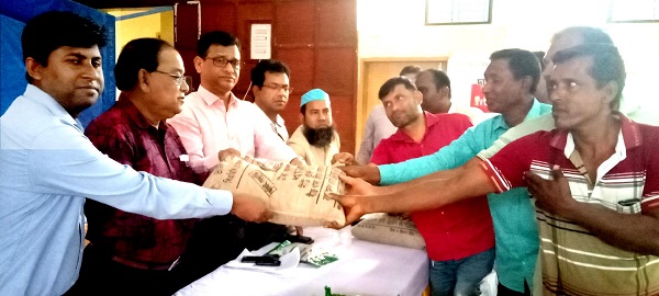ফকিরহাটে কৃষকদের সার ও বীজসহ কৃষি প্রণোদনা বিতরণ