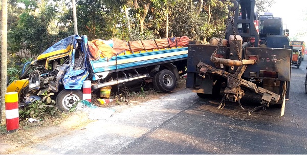 ট্রাকের সাথে পিকআপ ভ্যানের ধাক্কা ঘটনাস্থলে নিহত হয়েছে দুই হেলপার
