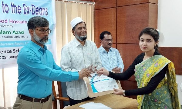 মেধার স্বীকৃতিস্বরূপ ডিনস্ অ্যাওয়ার্ড পেলেন খুবির জীববিজ্ঞান স্কুলের ১২ শিক্ষার্থী