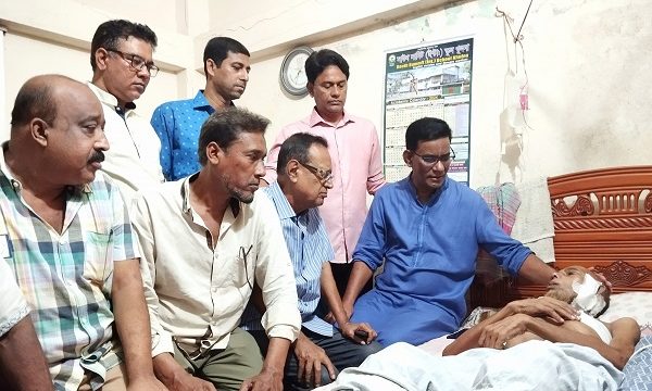 নগরীর ৮নং ওয়ার্ড আহবায়কের শয্যাপাশে বিএনপির নেতৃবৃন্দ