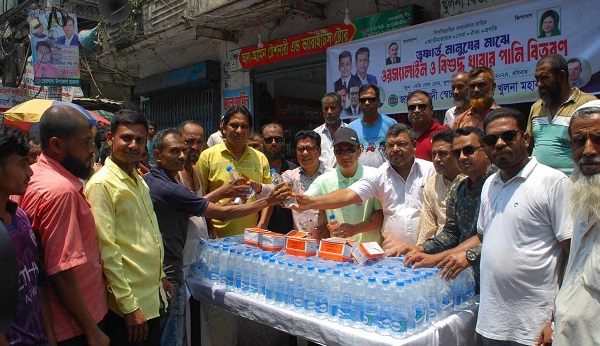 গরিব শ্রমিক ও সাধারণ মানুষের মাঝে পানি ও স্যালাইন বিতরণ করেছে জামহানগর স্বেচ্ছাসেবক দল