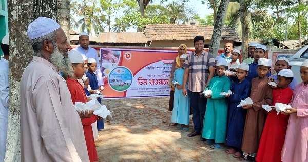 ডুমুরিয়ায় প্রাণিসম্পদ সেবা সপ্তাহ উপলক্ষ্যে বিনামূল্যে মাদ্রাসার শিক্ষক ছাত্রদের ডিম খাওয়ানো হয়