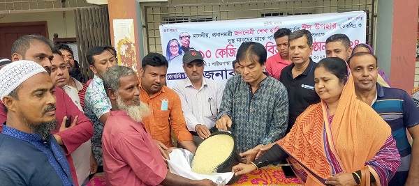 পাইকগাছা পৌরসভার ৫ হাজার পরিবারের মাঝে চাল বিতরণ