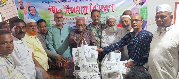 পাইকগাছায় নেতাকর্মীদের মাঝে প্রধানমন্ত্রীর ঈদ উপহার বিতরণ করলেন এমপি রশীদুজ্জামান