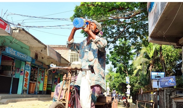পাইকগাছায় গরমে অতিষ্ঠ জনজীবন, বিপাকে নিম্ন আয়ের খেটে খাওয়া মানুষ