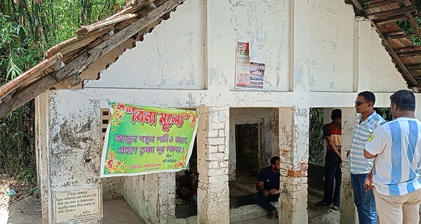 তালায় তিন যুগ ধরে পথচারীদের মাঝে পানি তৃষ্ণা দূর করে আসছেন দেবনাথ পরিবার