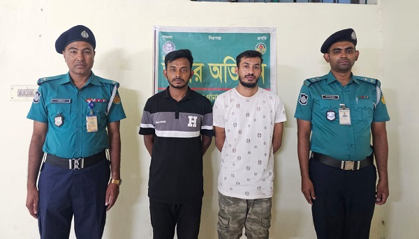 খুলনায় দু’টি দেশী অস্ত্রসহ আটক ২