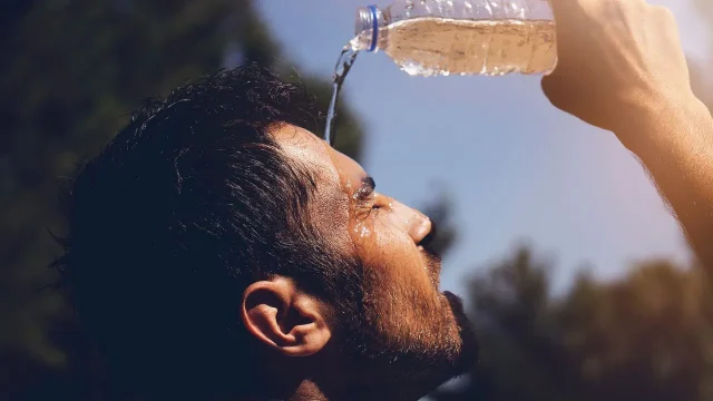 তীব্র তাপপ্রবাহে হিটস্ট্রোক এড়াবেন যেভাবে