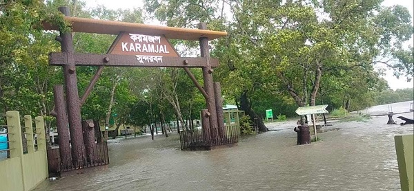 ঘূর্ণিঝড় রিমালের প্রভাবে পানির নিচে সুন্দরবনের পর্যটনকেন্দ্র