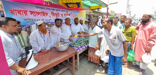 ডুমুরিয়ায় তৃষ্ণার্ত মানুষের মাঝে খাবার স্যালাইন, বিস্কুট ও শরবত পানীয় বিতরণ