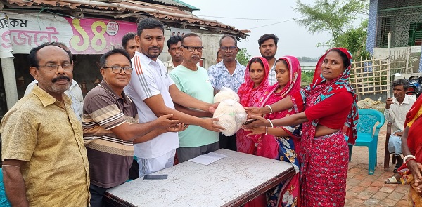 ডুমুরিয়ায় প্রধানমন্ত্রীর তহবিল থেকে ত্রান বিতরণ