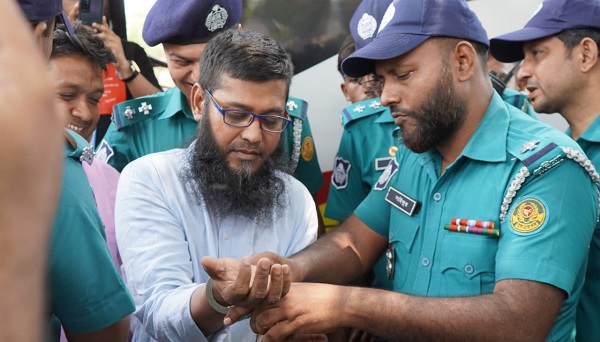 খুলনায় যাত্রীবাহী বাস থেকে ৭০ লাখ টাকার স্বর্ণের বারসহ আটক ১