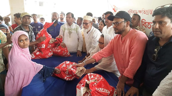 রামপালে ঘূর্ণিঝড় রেমালে ক্ষতিগ্রস্থ পরিবারের মাঝে বসুন্ধরা গ্রুপের ত্রান সহায়তা প্রদান